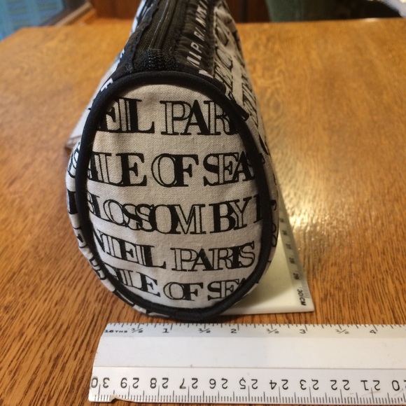 ๐ Zippered Black/White Fabric Cosmetic Bag - Picture 3 of 3